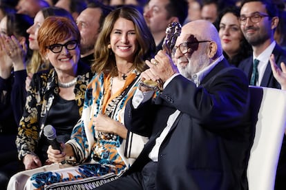 El periodista y crítico de cine Jaume Figueras (d) recibe el Gaudí de Honor, durante la gala de la XV edición de los Premios Gaudí de la Academia del Cine Catalán celebrada este domingo en la Sala Oval del MNAC, en Barcelona.