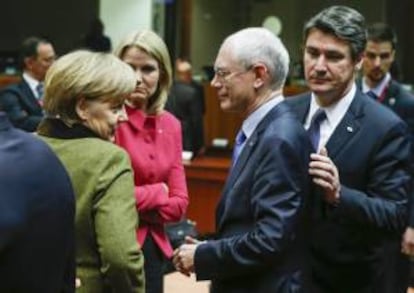 De izquierda a derecha, la canciller alemana, Angela Merkel; la primera ministra danesa, Helle Thorning Schmidt; el presidente del Consejo europeo, Herman Van Rompuy, y el primer ministro croata, Zoran Milanovic, anoche en la cumbre del Consejo Europeo, para cerrar el presupuesto europeo de 2014 a 2020, en Bruselas (Bélgica).