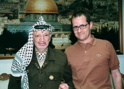 El periodista italiano Raffaele Ciriello posa junto a Yasir Arafat.