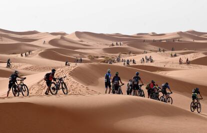 Participantes de la Titan Desert 2018 en un momento de la quinta etapa, el 3 de mayo de 2018. 