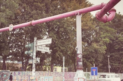 Tuberías rosas cruzando las calles de Berlín