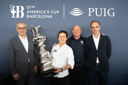 El presidente de Puig, Marc Puig, junto con los organizadores de la competición femenina de la Copa del América.