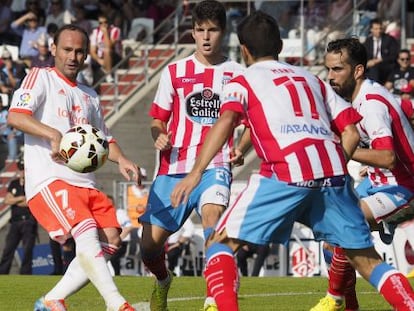 Nino, que anotó dos goles, rodeado de jugadores del Lugo.