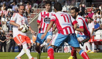 Nino, que anotó dos goles, rodeado de jugadores del Lugo.