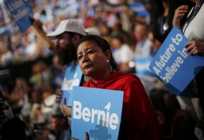 Una partidaria del Partido Demócrata de EEUU sujeta una pancarta del senador Bernie Sanders en el primer día de la Convención Nacional Demócrata de Filadelfia, Pensilvania, EEUU.