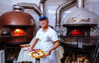 Las cocinas de la Pizzeria Bardi, en Nápoles (Italia), y su 'pizzaiolo' con una margarita.