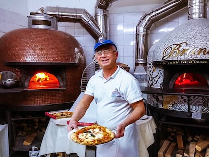 Las cocinas de la Pizzeria Bardi, en Nápoles (Italia), y su 'pizzaiolo' con una margarita.