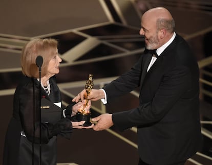 Eva Marie Saint (esquerda) entregou a estatueta a Mark Bridges pelo Oscar de Melhor Figurino por 'Trama Fantasma'.