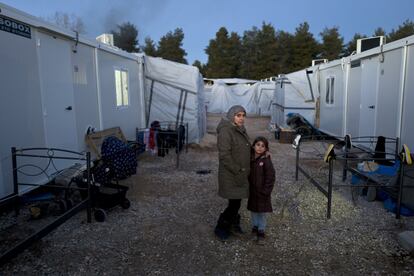Zaina Hammoush es de Alepo (Siria), tiene 24 años y está embarazada de 9 meses."Todo lo que quiero es un lugar seguro para mi familia, solamento lo básico que un humano necesita. Si no fuera por mis hijos nuestra hubiésemos abandonado nuestro hogar en Alepo." En la imagen, Hammoush posa con su hija de 6 años, Razan, frente a su refugio en el campamento de Ritsona (Grecia).