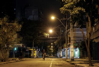 Entregador de aplicativo trafega por rua deserta de Niterói no dia 9 de abril.