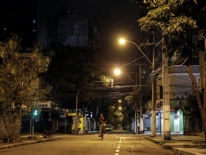 Entregador de aplicativo trafega por rua deserta de Niterói no dia 9 de abril.