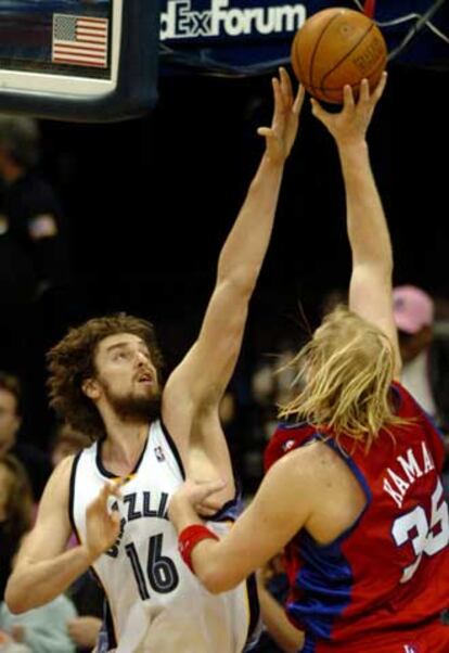 Pau Gasol coloca un tapón en el partido frente a los Clippers