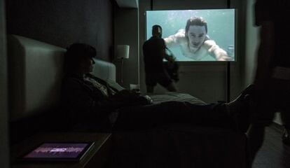 Instalación de Émile Brout & Maxime Marion (22.48 m2 Gallery), en la habitación 17 del hotel Catalonia Ramblas.