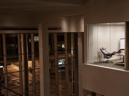 Un hombre permanece por la noche trabajando en la oficina.