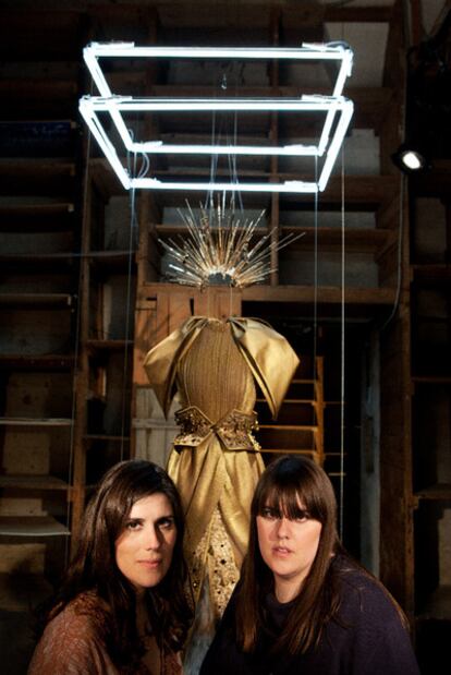 Las hermanas Kate y Laura Mulleavy, diseñadoras de Rodarte, ante uno de sus modelos, en Florencia.