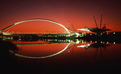 El puente de la Barqueta, construido por el arquitecto Santiago Calatrava, cruza el río Guadalquivir.