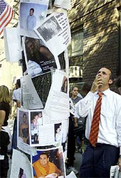 Un vecino de Nueva York observa anuncios y fotos de víctimas del 11-S.