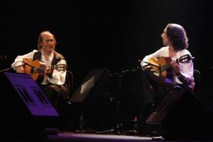 Paco de Lucía (izquierda) y su sobrino Antonio Sánchez, su segundo guitarra en el concierto de Montreux.