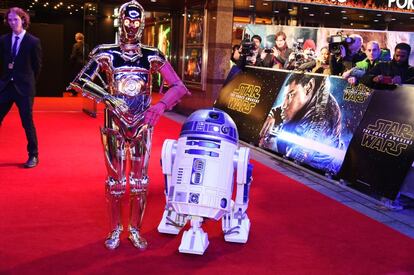 C-3PO (I) y R2-D2 asisten al estreno europeo de la última entrega de "Star Wars" en Leicester Square, Londres.