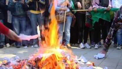 Imagen facilitada por EFETV de la quema simbólica de las 35 peonadas necesarias para acceder al subsidio agrario ha puesto hoy fin a las tres jornadas de marcha recorridas por las jornaleras andaluzas, quienes han llegado hoy a la Subdelegación del Gobierno en Sevilla.