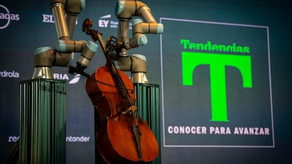 Un violonchelista robtico amenizando las jornadas del foro Tendencias 2024, celebrado los pasados lunes y martes en el Teatro Real del Retiro, en Madrid.