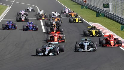 El piloto británico de Mercedes B Lewis Hamilton encabeza uno de los tramos del circuito de Hungaroring.