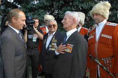 El presidente ruso, Vladímir Putin, conversa, en octubre de 2003, con veteranos de la II Guerra Mundial en Krasnodar, situada a 1.000 kilómetros de Moscú.