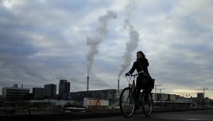 Una mujer en bicicleta en París este diciembre.