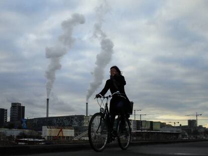 Una mujer en bicicleta en París este diciembre.