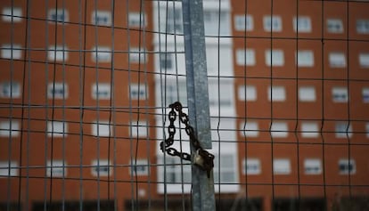 Una cancela frente a un edificio de viviendas en Madrid.