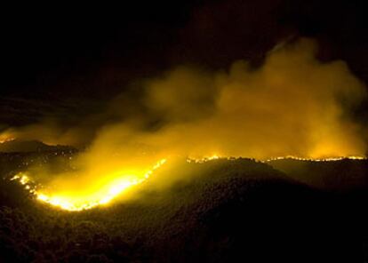 El fuego, al comenzar a avivarse a la una de la madrugada de ayer.