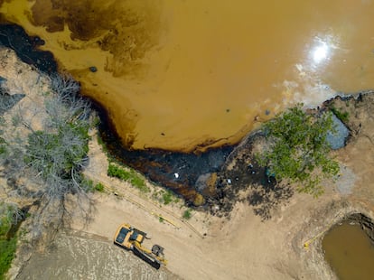 Vista aérea de la contaminación del agua de los humedales del Magdalena, cerca a la ciudad de Barrancabermeja.
