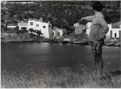 Dalí señala su casa en la bahía de Portlligat.