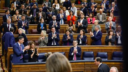 Pedro Sánchez aplaude este jueves en el Congreso junto a miembros del Gobierno y diputados socialistas la aprobación del dictamen de la ley de amnistía.