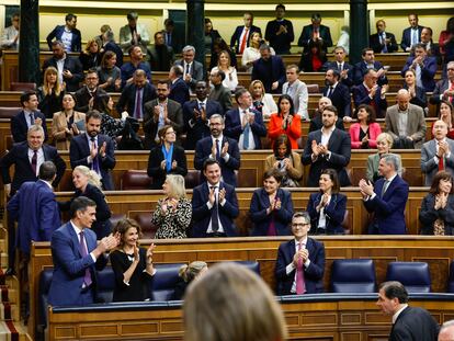 Pedro Sánchez aplaude este jueves en el Congreso junto a miembros del Gobierno y diputados socialistas la aprobación del dictamen de la ley de amnistía.