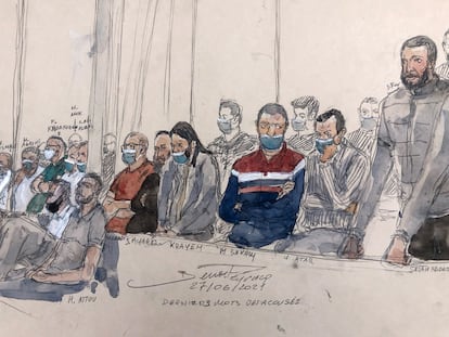 Dibujo del 27 de junio de 2022 que muestra a Salah Abdeslam, a la derecha, de pie junto a otros 13 acusados.