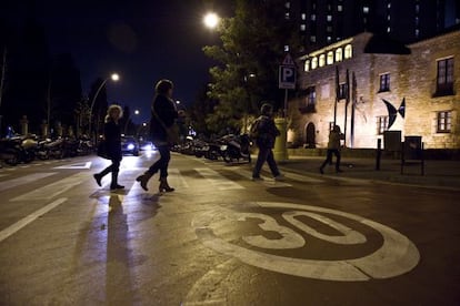 A 30 km/h zone in the Les Corts neighborhood in Barcelona. 