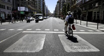 Un ciclista en Madrid Central a principios de julio.