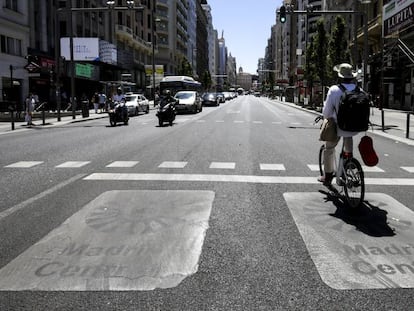 Un ciclista en Madrid Central a principios de julio.