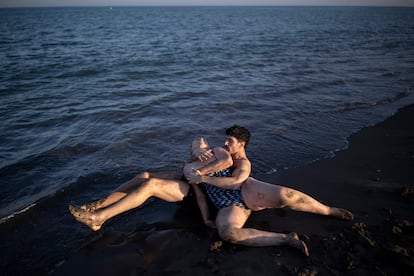 Alessandra García con uno de sus colaboradores ensaya en Guadalmar su próxima performance.