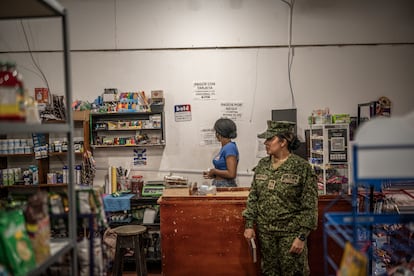 Minimercado en la Fuerza Naval del Sur en Puerto Leguízamo, Putumayo, el 7 de febrero de 2025. 