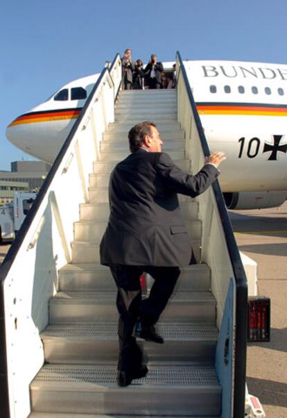 Gerhard Schröder sube al avión que le llevó ayer a Turquía.