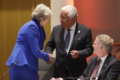 Theresa May saluda al primer ministro de Portugal, Antonio Costa.