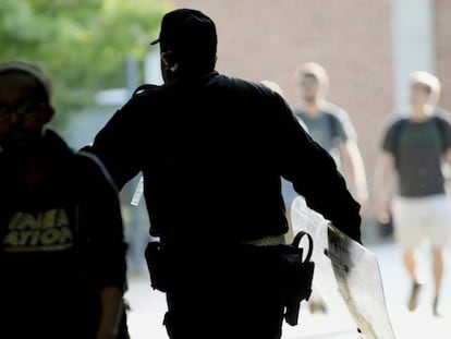 Imagen de los agentes de la policía en el campus de la Universidad de Carolina del Norte en Charlotte.