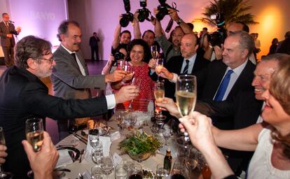 Da esquerda para a direita, Juan Luis Cebrián, presidente do Grupo PRISA, Aloízio Mercadante, ministro da Educação do Brasil, Beatriz Paredes, embaixadora do México no Brasil, Javier Monzón, presidente da Indra Internacional, Ignacio Polanco, presidente de honra do Grupo PRISA, e Manuel de la Cámara, embaixador da Espanha no Brasil, brindam durante a inauguração da nova edição digital de EL PAÍS América no Brasil.