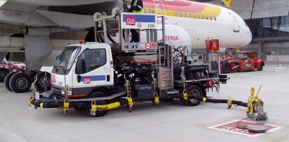 Un avi&oacute;n de Iberia repostando en el aeropuerto Adolfo Su&aacute;rez Madrid Barajas