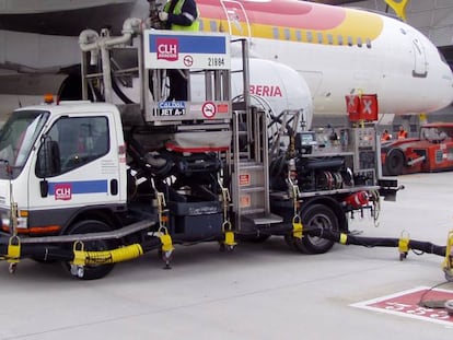 Un avi&oacute;n de Iberia repostando en el aeropuerto Adolfo Su&aacute;rez Madrid Barajas