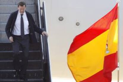 El presidente del Gobierno español, Mariano Rajoy, baja de su avión, durante un viaje a Estados Unidos para asistir a la cumbre de la OTAN. EFE/Archivo