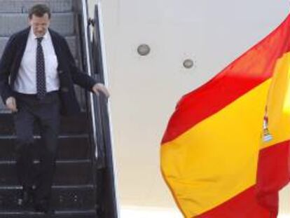 El presidente del Gobierno español, Mariano Rajoy, baja de su avión, durante un viaje a Estados Unidos para asistir a la cumbre de la OTAN. EFE/Archivo
