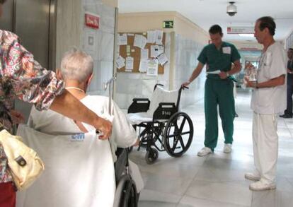 Pacientes y personal sanitaro en un pasillo del hospital Gregorio Marañón de Madrid.